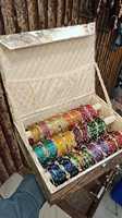 Coffret de qualité supérieure contenant 12 douzaines de magnifiques bracelets en verre et 48 bracelets cachemiriens, très demandés, parfaits pour toutes les occasions