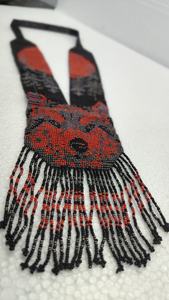 Collier en fil de soie tissé à la main avec imitation de perles, motif couronne rouge audacieux sur fond noir, bijou vintage pour soirée - Product Image 4