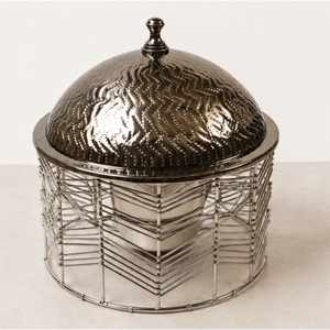 Plat de service moderne en acier inoxydable avec couvercle martelé, chauffe-plat argenté pour buffet de mariage et service hôtelier - Product Image 1