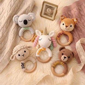 Sonajero de Animales de Ganchillo Personalizado: Regalo Bordado para Recién Nacidos y Baby Shower en Madera de Haya Ecológica - Product Image 6