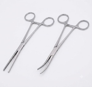 Pinces hémostatiques compactes de 4,5 pouces dotées d'un mécanisme de verrouillage précis, idéales pour une fixation sécurisée et délicate des vaisseaux. - Product Image 1