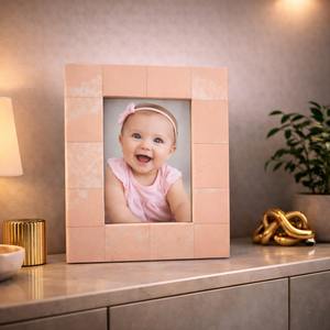 Cadre photo familial élégant en résine avec détails peints à la main, accessoire décoratif pour armoire de salon - Product Image 1