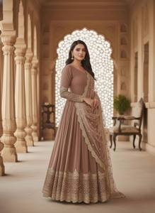 Costume Anarkali traditionnel pour femmes, beige, avec dupatta brodé or, coupe ample, longueur au sol, style indien pakistanais - Product Image 2