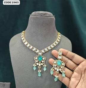 Conjunto de Collar y Pendientes Kundan Verde Agua de Lujo, Chapado en Oro con Circonitas, para Novias, Bodas y Fiestas - Product Image 1
