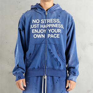 เสื้อฮู้ดซิปผู้ชายสีน้ำเงินทรงโอเวอร์ไซส์ พิมพ์ลาย "ไม่มีความเครียด แค่ความสุข" ดีไซน์ขาดๆ แบบลำลอง - Product Image 1
