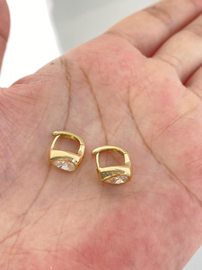 Pendientes de aro tipo huggie con bisel de diamante en forma de pera de 8.5x5.5 mm, de oro amarillo de 14K, con diamante de laboratorio solitario en forma de lágrima - Product Image 5
