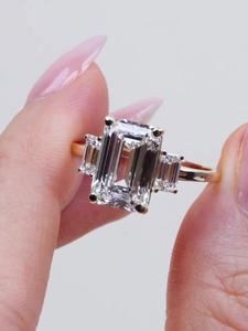 Anillo de Compromiso de Diamante Cultivado en Laboratorio con Corte Esmeralda de Lujo VVS Diam de 2.00 Ct, Oro Amarillo de 18K/14K/10K, Joyería Nupcial Solitario de 3 Piedras - Product Image 5