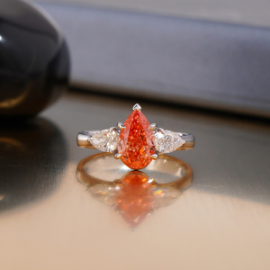 Bague en diamant de laboratoire à trois pierres rouge vif, 0,71 carat, clarté VS1 et VVS2, or jaune et blanc massif 14 carats, certifiée IGI - Product Image 1