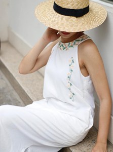 Elegante Vestido Blanco de Algodón con Cuello Halter sin Mangas para Mujer, Bordado a Mano con Diseño Floral en Forma de V - Product Image 6