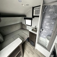 Caravane de voyage Teardrop avec cuisine extérieure arrière et énergie solaire pour le camping de week-end, les voyages routiers et les excursions en plein air