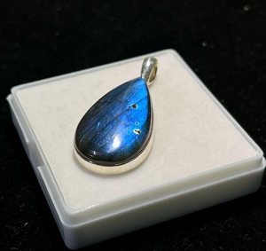 Colgante de Labradorita Azul – Plata de Ley 92.5, Gema Multifacética - Product Image 2