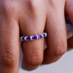 Super vente : Bague éternité en améthyste Royal Velvet au style tendance, en argent 925, confectionnée avec des améthystes - Product Image 1