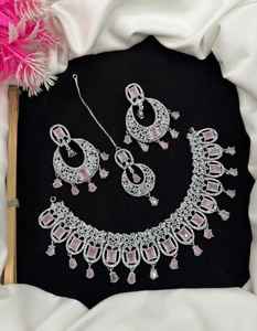 ชุดเครื่องประดับงานแต่งงานแบบอินเดียบอลลีวูดประดับเพชรซิร์คอน ดีไซน์ใหม่ ชุบทอง 18K สไตล์โบราณ ราชวารี พร้อมสร้อยคอ - Product Image 4