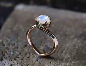 Anillo de Compromiso de Piedra Lunar Natural de Lujo con Acentos de Gemas Verdes y Negras de Corte Redondo, Joyería de Oro Sólido de 14K - Product Image 2