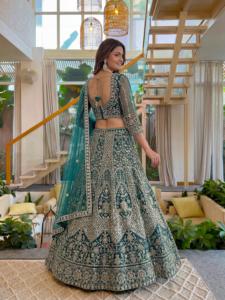 Magnifique ensemble Lehenga Choli indien traditionnel avec broderie papillon en sequins et motifs pour occasions spéciales pour femmes - Product Image 6