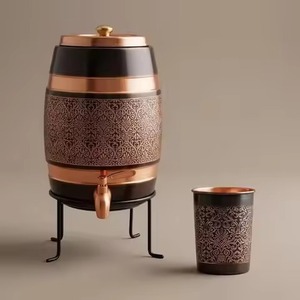 Distributeur d'eau artisanal en cuivre, capacité 5L, réservoir portable avec support métallique design et logo personnalisé, fabriqué en Inde - Product Image 6