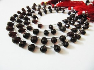 ลูกปัดพลอยโกเมนธรรมชาติจากโมซัมบิก รูปทรงหยดน้ำ ขนาด 8 นิ้ว - Product Image 2