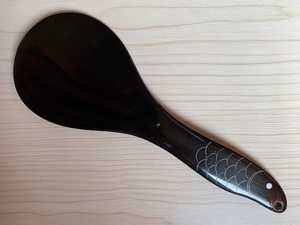 Grande cuillère en corne de buffle naturelle, fabriquée à la main avec une finition polie et un motif naturel foncé unique, idéale pour servir. - Product Image 2