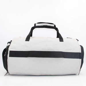 Sac de sport en polyester gris clair avec fermeture éclair et compartiment à chaussures pour l'exercice et le fitness - Product Image 2