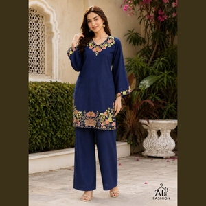 Ensemble coordonné en rayonne lourde dynamique avec haut brodé et pantalon palazzo, tenue ethnique de créateur pour la mode - Product Image 2