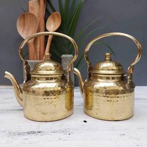 กาต้มน้ำชาทองเหลืองโบราณพร้อมฝาโลหะที่จับหม้อต้มน้ำเสร็จ - Product Image 1