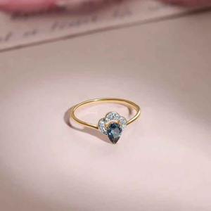 แหวนหมั้นมอสซาไนต์ทรงลูกแพร์ทันสมัย ผลิตในอินเดีย พร้อมตัวเรือนทองคำชมพูแท้ ราคาไม่แพงจากอินเดีย - Product Image 3