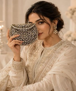 Mini Bolso de Mano Kundan de Latón Hecho a Mano con Forma Personalizada, Bañado en Oro, con Diamantes, para el Día de la Madre y Acción de Gracias - Product Image 3
