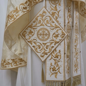 Ensemble de Vêtements Liturgiques Orthodoxes Brodés de Fils d'Or : Chasuble Sacerdotale, Phelonion, Épigonation, Palitsa, Étole d'Église, Bannière - Product Image 1