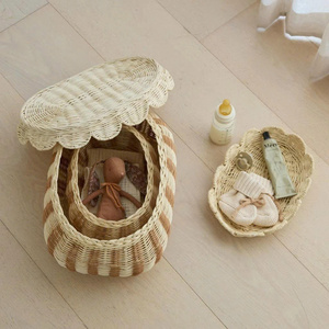 Boîte de rangement en rotin tressé bicolore faite à la main avec couvercle festonné - Panier décoratif écologique avec couvercle - Product Image 5