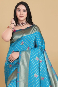 Sari Tradicional Indio de Seda Azul y Rosa con Motivo de Pavo Real para Bodas y Fiestas - Product Image 3