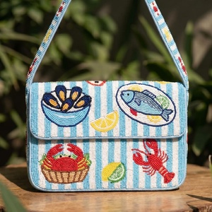 Sac à bandoulière élégant à rabat perlé et rayé, sac à bandoulière de luxe perlé et rayé, sac à rabat perlé chic, sac à rabat perlé fait main - Product Image 1