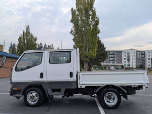 Venta al por mayor de camionetas diésel Canter de doble cabina 4x4 MT5 modelo 1996, versión antigua, con volante a la derecha, ¡listas para enviar con entrega 24/7! - Product Image 4