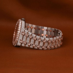 นาฬิกา Aurevail VVS Moissanite กระจกกันน้ำ คริสตัลโรสโกลด์ ตัวเรือนฝังเพชรเต็มตัว หน้าปัดสีดำ ตัวเลขโรมัน ขอบหน้าปัดแบบฟลูท หรูหรา - Product Image 4
