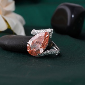 แหวนทอง 14K ประดับเพชรเม็ดเดี่ยวสีชมพูสดใสทรงลูกแพร์ น้ำหนัก 7.27 กะรัต ดีไซน์หรูหราและเปล่งประกาย - Product Image 2