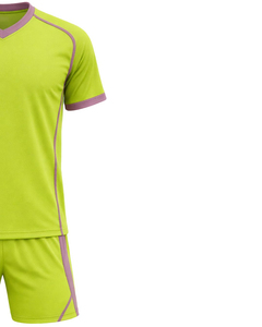 Conjunto de camiseta y pantalones cortos de fútbol verdes personalizados, uniforme deportivo transpirable de poliéster para entrenamiento de fútbol y uso en equipo. - Product Image 5