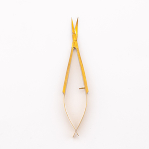 Tijeras Spring Scissors de color dorado con mango antideslizante, rectas, de acero inoxidable, para dar forma y recortar cejas y pestañas, con logotipo personalizado. - Product Image 3