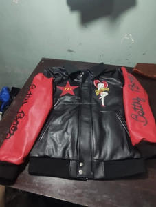 เสื้อแจ็คเก็ตหนังผู้ชายแบบคลาสสิก ตกแต่งด้วยการเย็บปะติดปะต่อ มีฮู้ด ย้อมสีแบบ Garment Dyed กันน้ำ ระบายอากาศได้ดี เป็นมิตรกับสิ่งแวดล้อม ทันสมัย สวมใส่สบาย อุ่น เหมาะสำหรับฤดูหนาว สไตล์ไบค์เกอร์ - Product Image 4