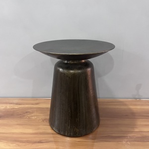 Mesa Auxiliar de Hierro de Diseño Artesanal con Acabado Antiguo, Forma Irregular, para Sala de Estar, Hecha en Uttar Pradesh - Product Image 3