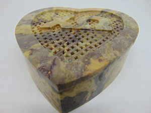 Caja de Recuerdos Tradicional en Forma de Corazón, Hecha a Mano, de Alta Calidad, Grabada y Tallada en Piedra - Product Image 6