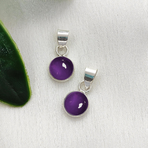 Breloques en quartz améthyste rondes de 7 mm, faites à la main, avec serti cabochon, en améthyste naturelle, avec anse, breloques plaquées argent - Product Image 1