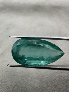 Esmeralda natural de gran tamaño, corte pera, piedra suelta de 13.48 quilates, verde pulido, para la elaboración de joyas. - Product Image 2