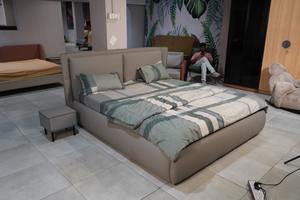 Cama King Size Moderna Tapizada con Cabecera Acolchada en Cuero PU/Terciopelo/Tela, Estructura con Recubrimiento en Polvo CRCA - Product Image 3