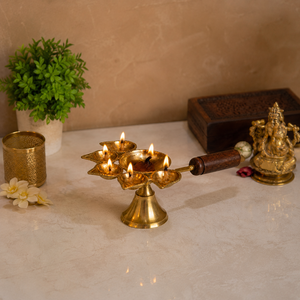 Lampe Diya Aarti en laiton à plusieurs mèches avec poignée en bois, lampe à huile traditionnelle pour la décoration des festivals Pooja, exportateur en gros Inde - Product Image 2