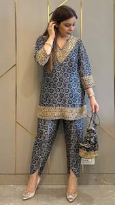 Ensemble coordonné pantalon et kurta à manches longues en coton, imprimé floral simple, longueur ras du sol, pour tenue de soirée ou quotidienne décontractée - Product Image 1