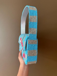 Elegante bolso de mano hecho a mano con cuentas y diseño a cuadros. Hermoso diseño a cuadros en azul y blanco. Bolso de mano con bordado de cuentas artesanal de primera calidad. - Product Image 6
