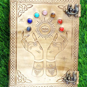 Diario de cuero genuino con papel vintage hecho a mano, 7 cuadernos de cuero Stone Lady para unisex. - Product Image 1