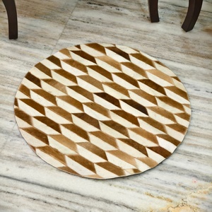 Alfombra Redonda de Piel de Vaca, Color Marrón Natural con Patrón Geométrico Blanco, Tapete Decorativo para el Hogar, Alfombra Redonda de Piel de Vaca, Marrón Blanco - Product Image 1
