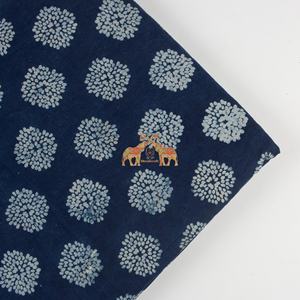 Tissu en voile de coton imprimé à la main en Inde, motif floral indigo, léger et doux, pour vêtements - Product Image 4