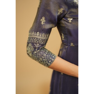 Conjunto de Lehenga Choli y Dupatta Anarkali Morado de Diseñador Thirteen D para Fiestas, Hecho de Seda - Product Image 4