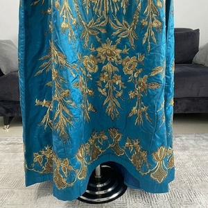 Robe Caftan <span class=keywords><strong>Marocain</strong></span> <span class=keywords><strong>Traditionnel</strong></span> Bleu Brodé à la Main avec Badges, Manches Longues, Motif Floral - Product Image 4